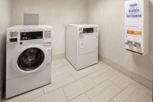 Holiday Inn Express and Suites Bradley Airport