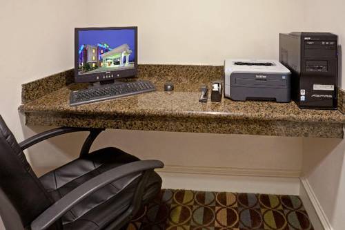 Holiday Inn Express and Suites Waxahachie