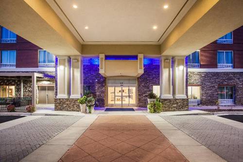 Holiday Inn Express and Suites Lexington Park Cali