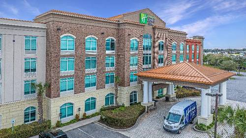 Holiday Inn Express and Suites Charleston Arpt Con