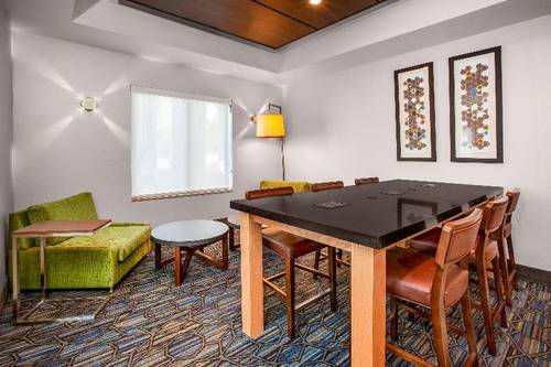 Holiday Inn Express and Suites Cleveland Richfield