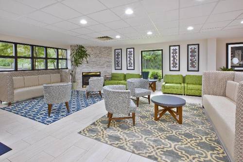 Holiday Inn Express and Suites Cincinnati Northeas