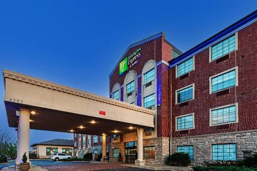 Holiday Inn Express and Suites Tulsa S Broken Arro