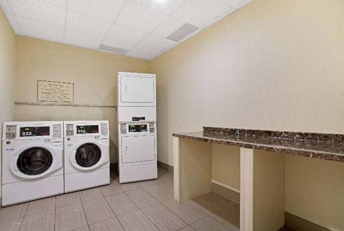 La Quinta Inn Suites By Wyndham Springfield Ma