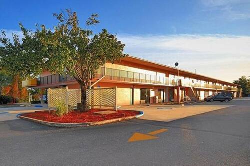 Super 6 Inn Suites