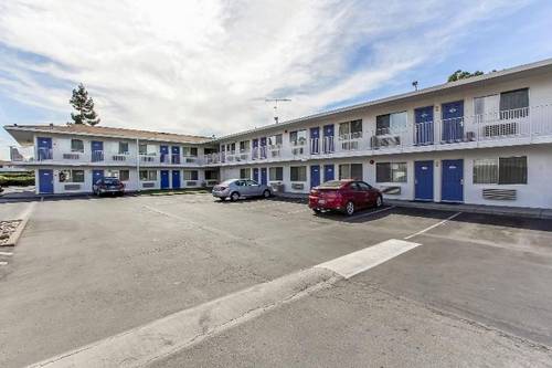 Super 8 by Wyndham Santa Clara