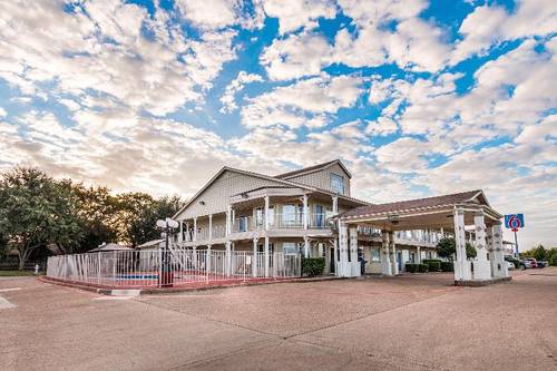 Motel 6 Waxahachie, TX