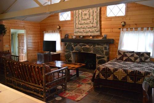 Red Bud Lodge