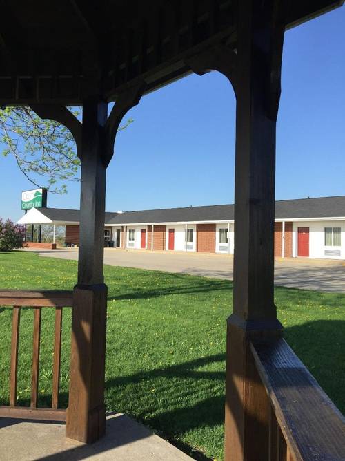 Crest Country Inn