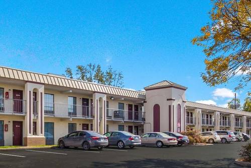 1 Life Studio And Suites