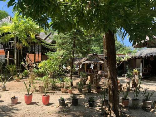Leaf House Bungalow Hostel