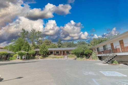 Mariposa Lodge