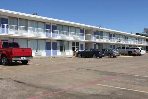 LoneStar Inn & Suites