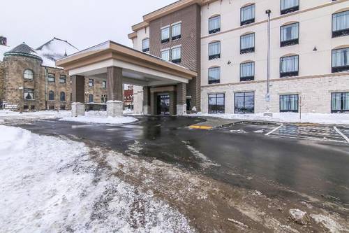 Cobblestone Inn & Suites at UW Stout Downtown Meno