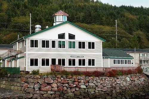 Edgewater Inn Restaurant & Marina