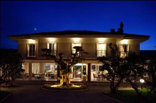 B.Equine Range Hotel