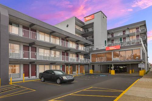 Red Roof PLUS+ & Suites Virginia Beach – Seaside