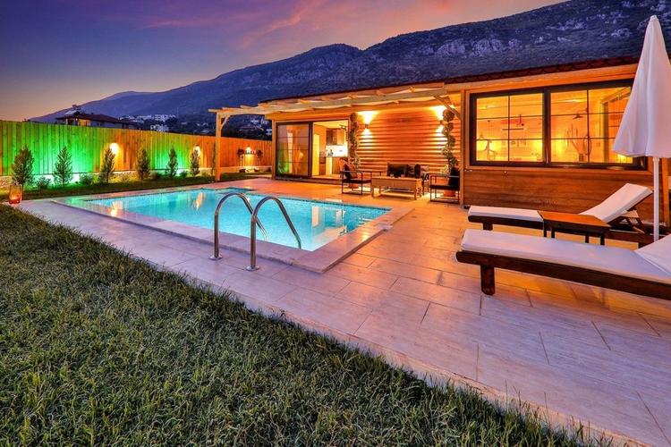 Villa Black Rose
