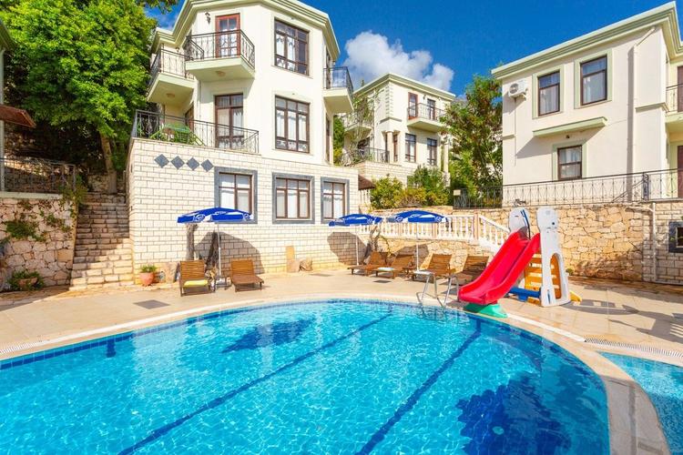 Ortak Havuzlu Villa Habesos