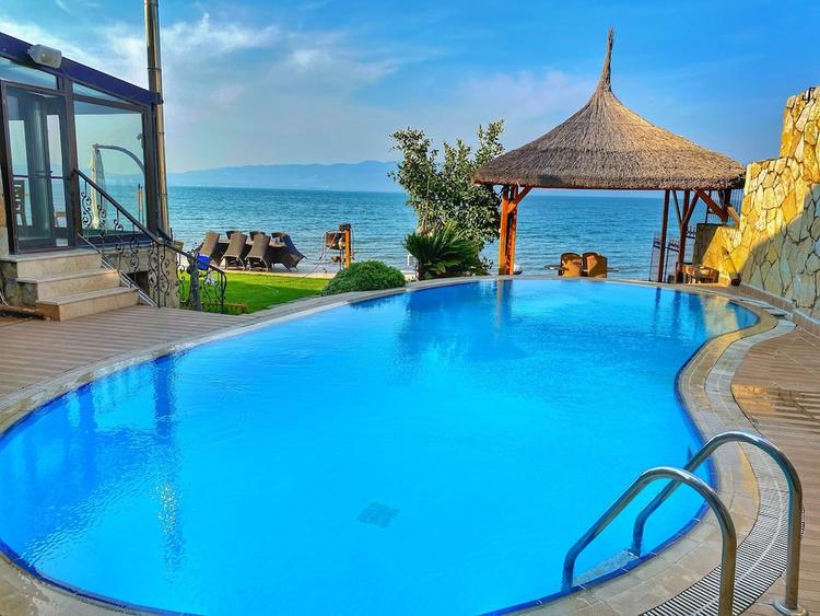 Villa Lake Paradise