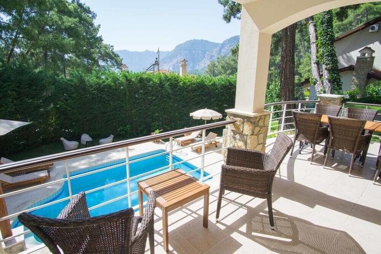 Larmos Villa