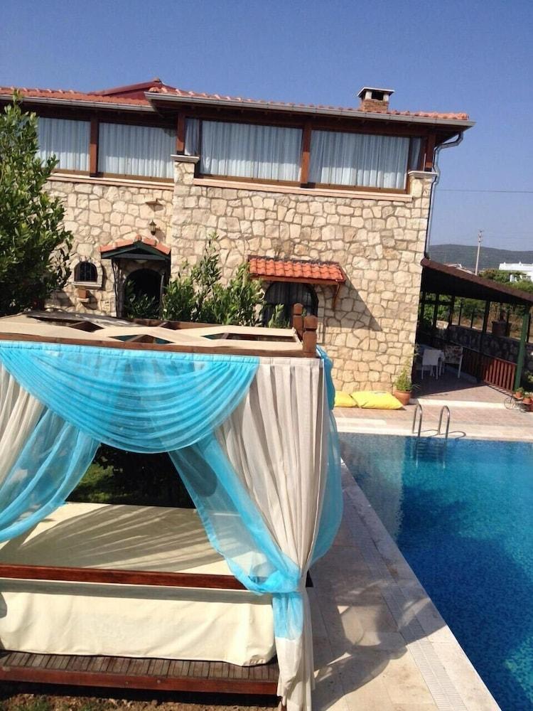 Tas Konak