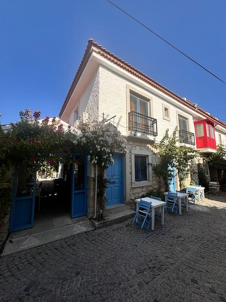 Paris Alacati Butik Otel
