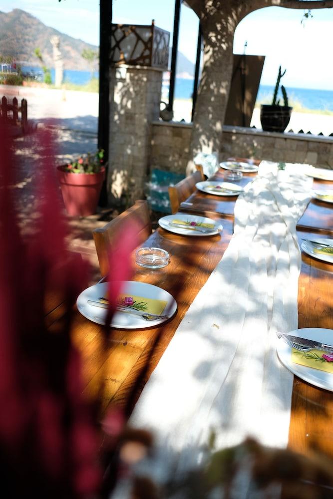 Ceneviz Hotel