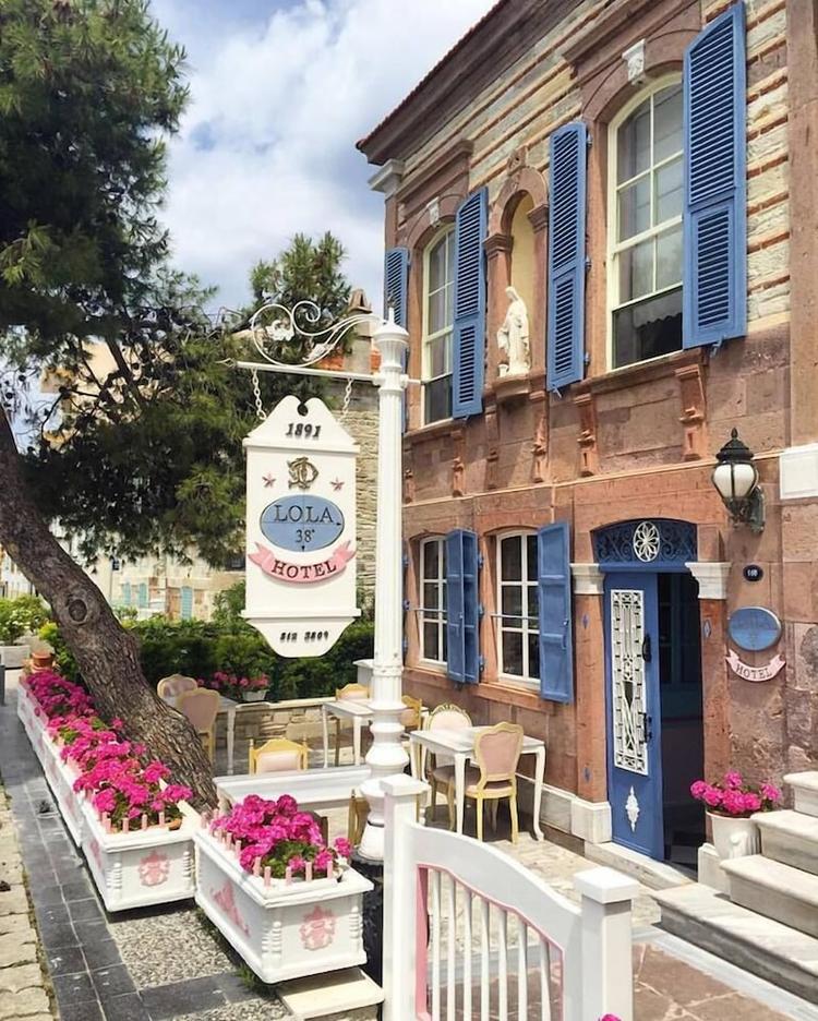 Lola 38 Hotel