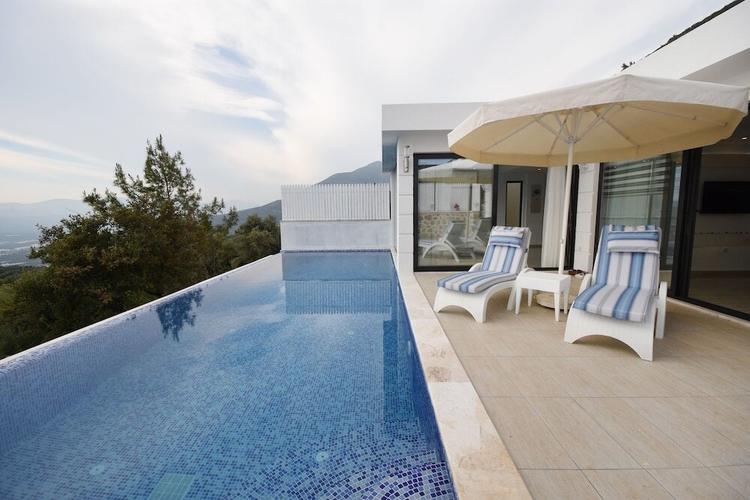 Villa Ural by Helaltatilvillalari