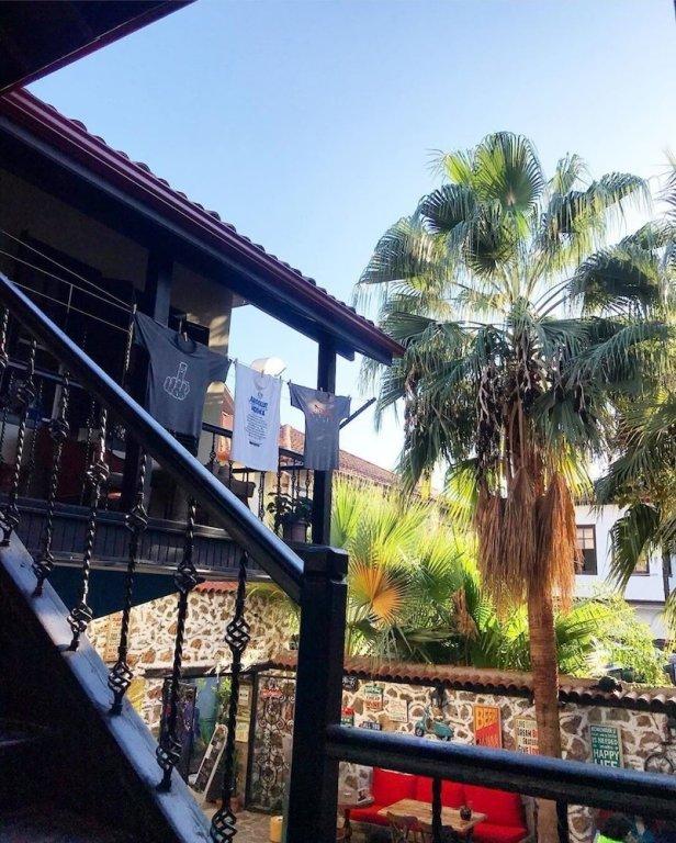 Old House Hostel & Pub