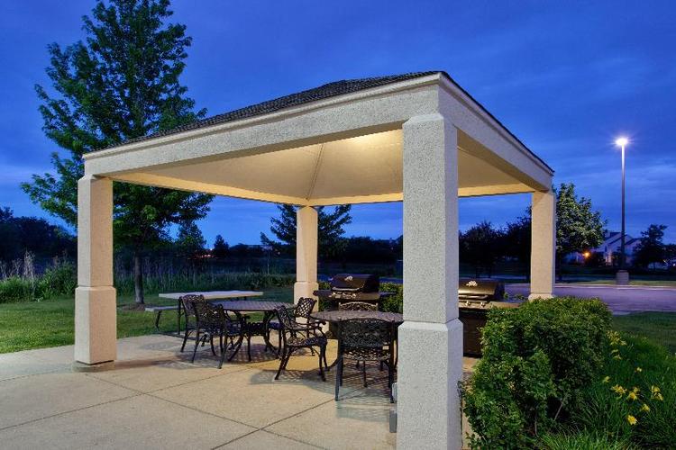 Sonesta Simply Suites Chicago Waukegan