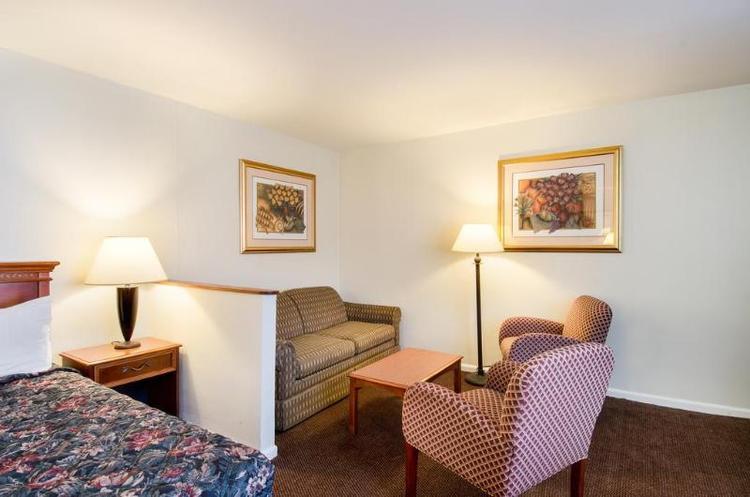 Econo Lodge Inn & Suites West of Boston