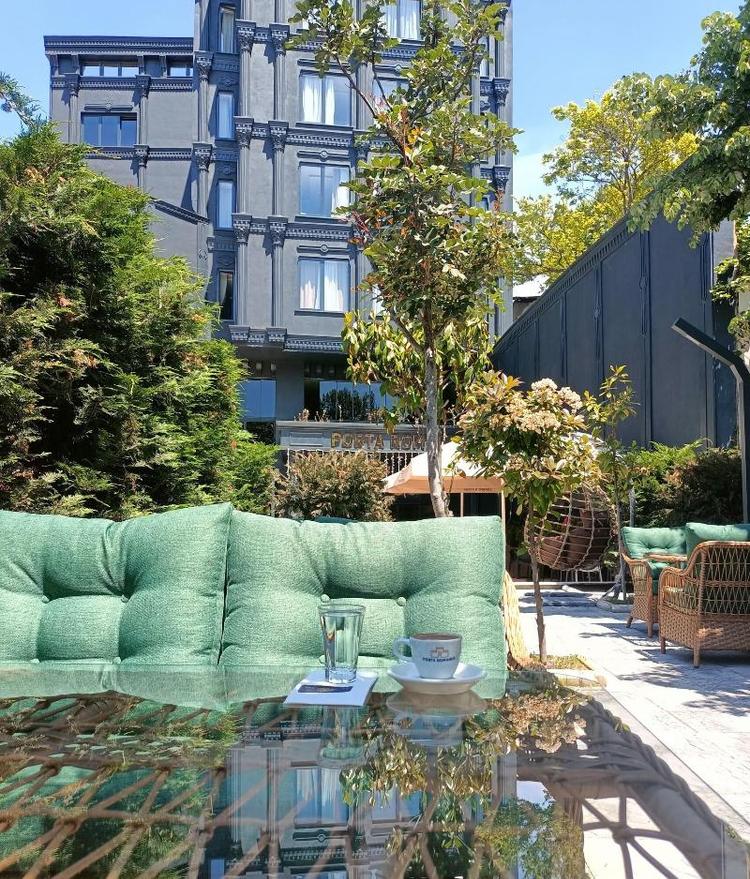 Porta Romanos Hotel
