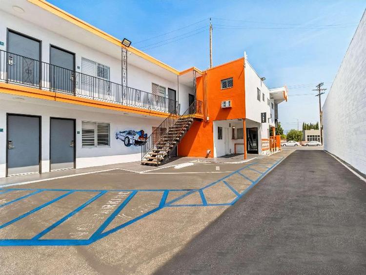 Rodeway Inn & Suites North Hollywood Burbank Airpo