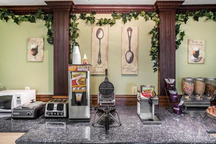 Rodeway Inn & Suites Suburbs