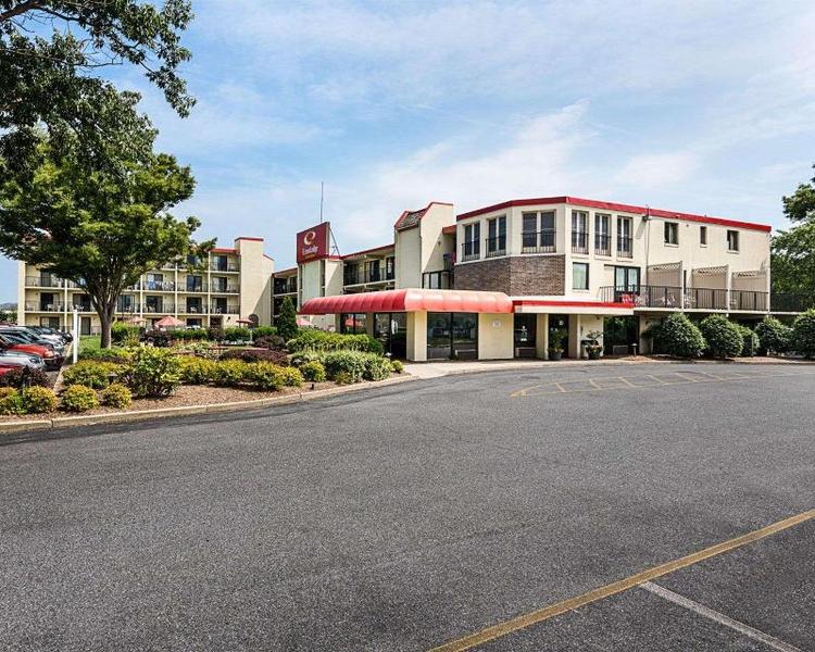 Econo Lodge & Suites Resort