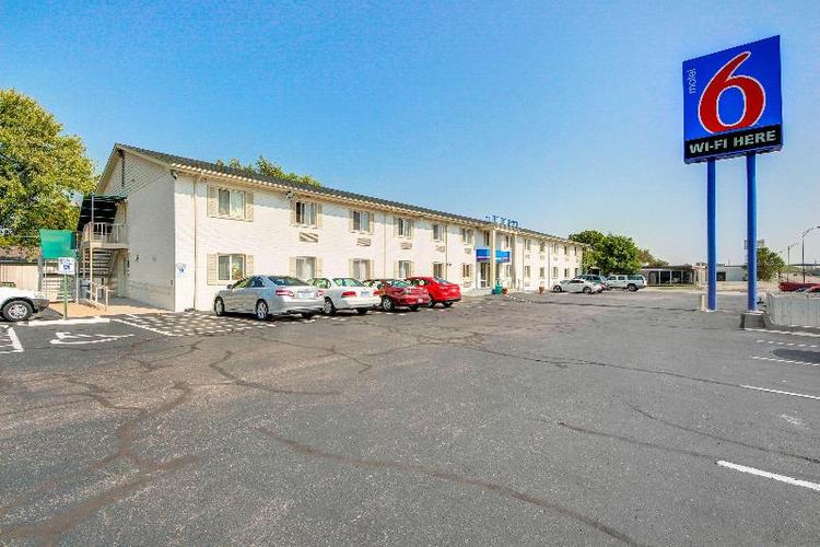 Econo Lodge East