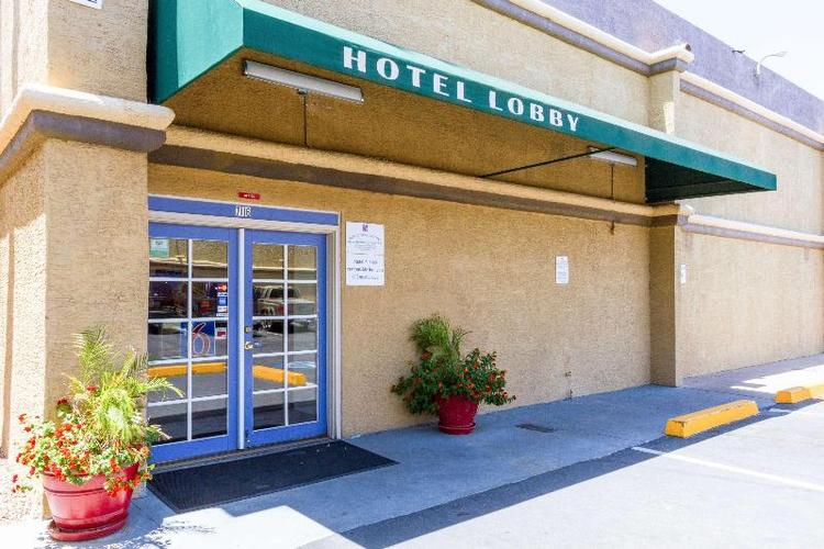 Motel 6 Glendale Inn & Suites