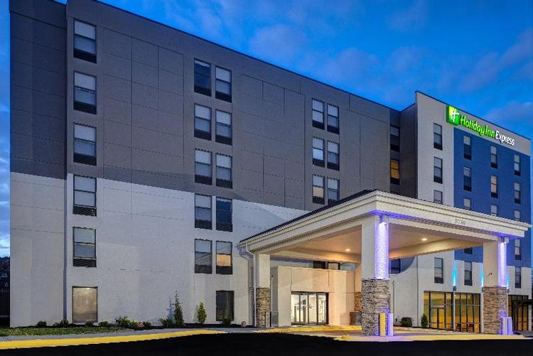 Holiday Inn Express Omaha West - 90th St