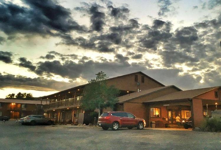 Red Ledges Inn