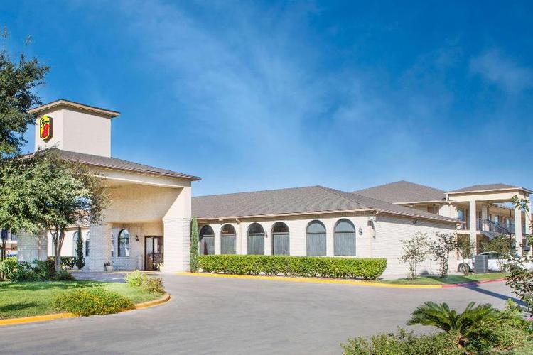 Super 8 by Wyndham San Antonio at I-10