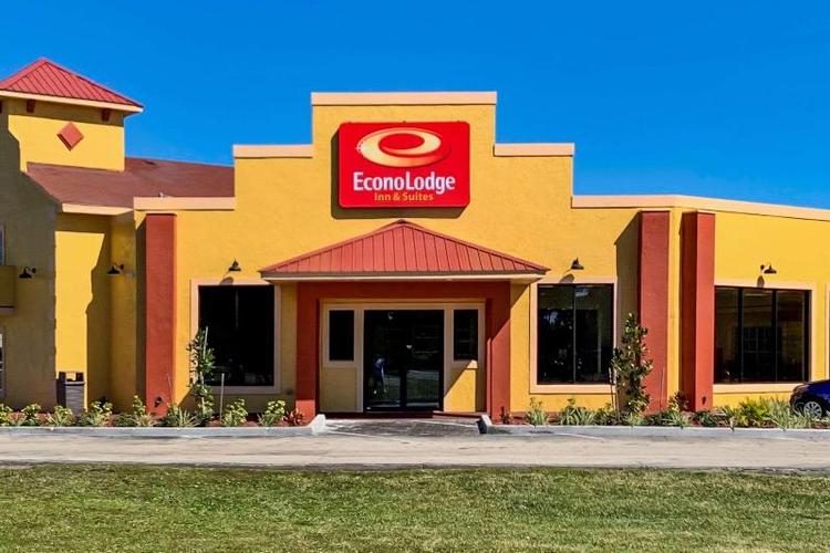 Econo Lodge  Inn & Suites Maingate Central