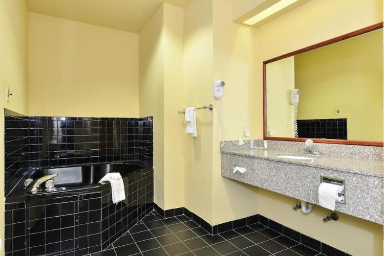 Holiday Inn Express & Sui Joplin Southeast, By IHG