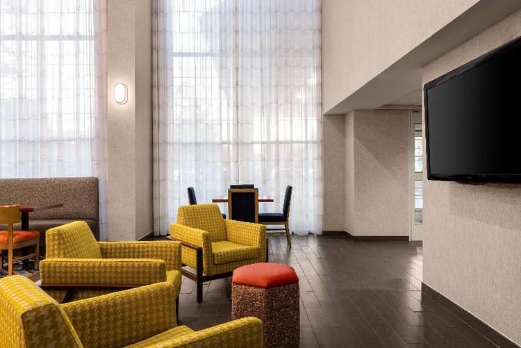 Hampton Inn & Suites State College at Williamsburg