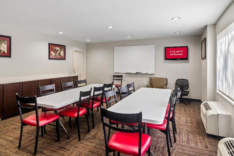 Red Roof PLUS+ Jacksonville - Southpoint