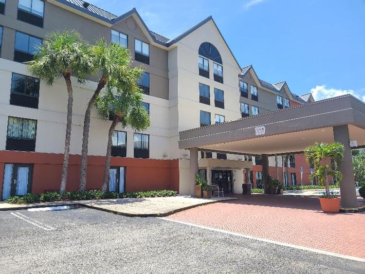 Holiday Inn Express and Suites Hollywood Ft Lauder