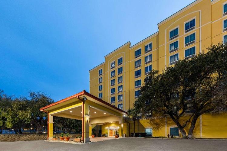 La Quinta Inn & Suites by Wyndham Medical Ctr NW