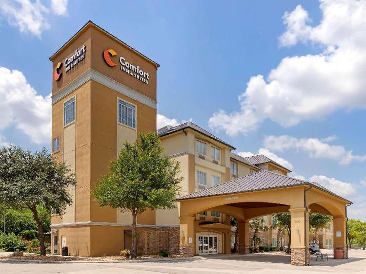 Comfort Inn & Suites Near Six Flags&Medical Center