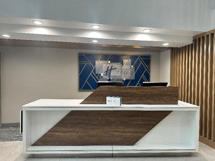 Holiday Inn Express and Suites West Chester